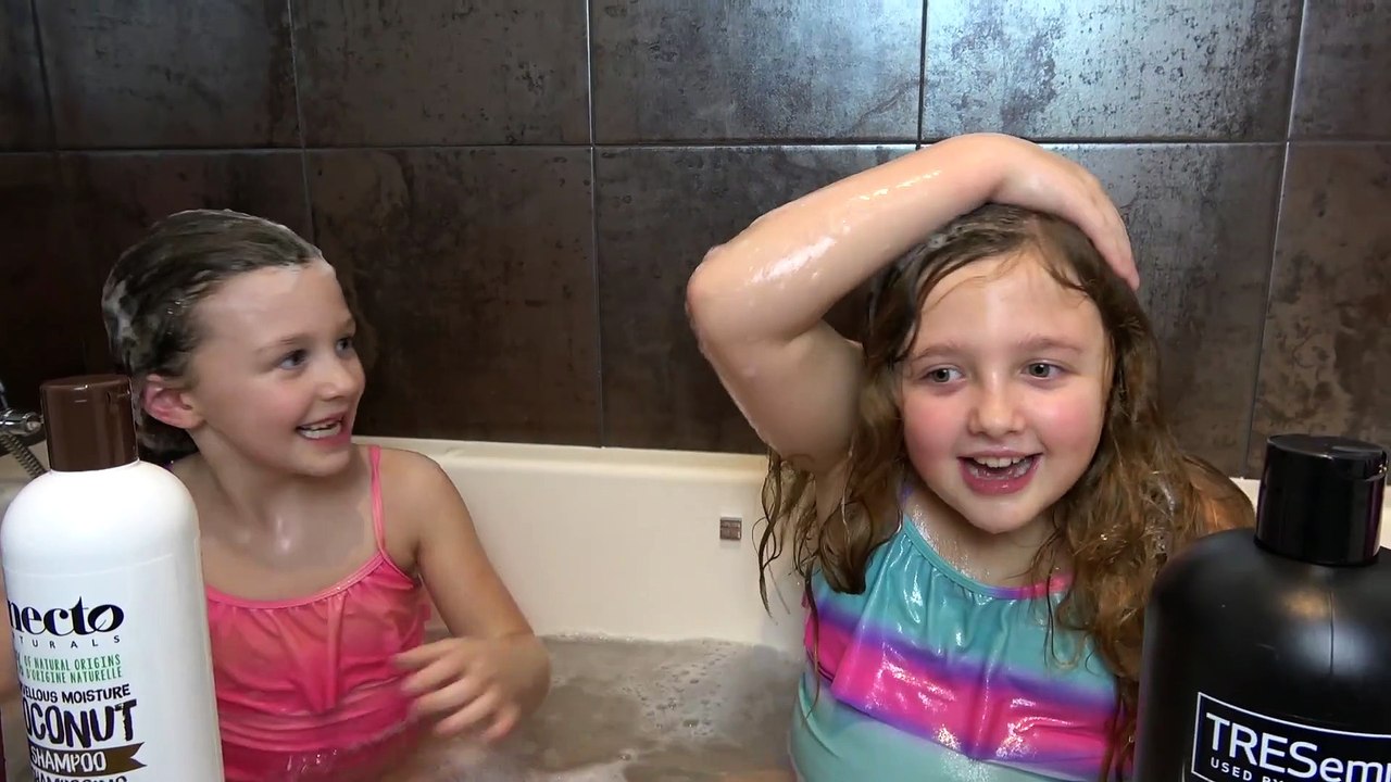 Sophia e Isabella Brincando de Slime com Shampoo