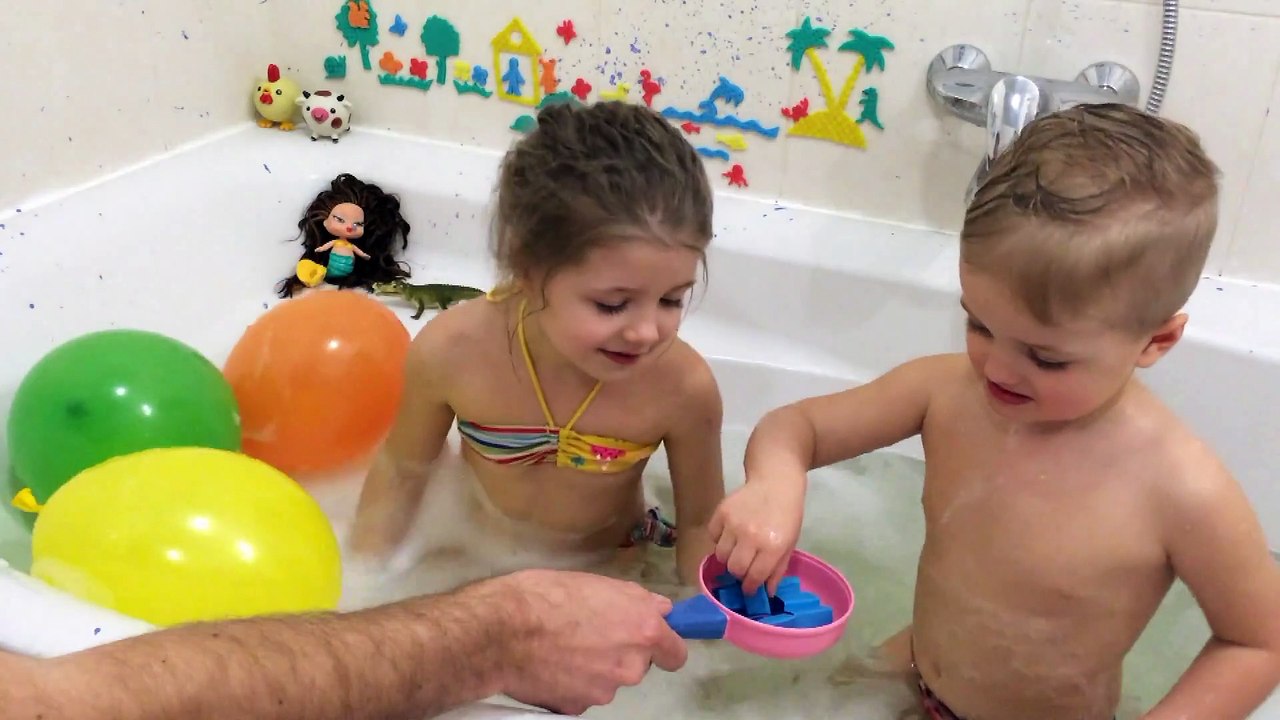 Sophia Isabella e João Paulo Brincando na Banheira