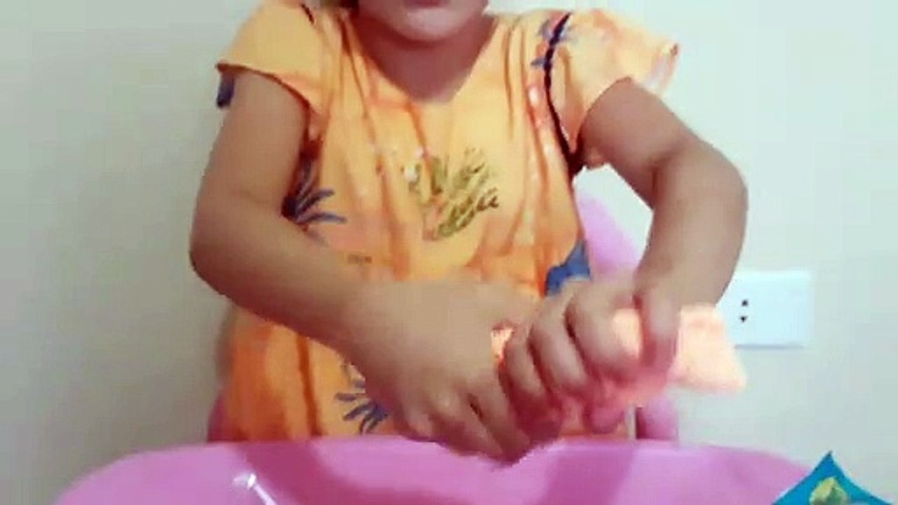 Sophia, Isabella e Alice - Fazendo Massinha com Flocos