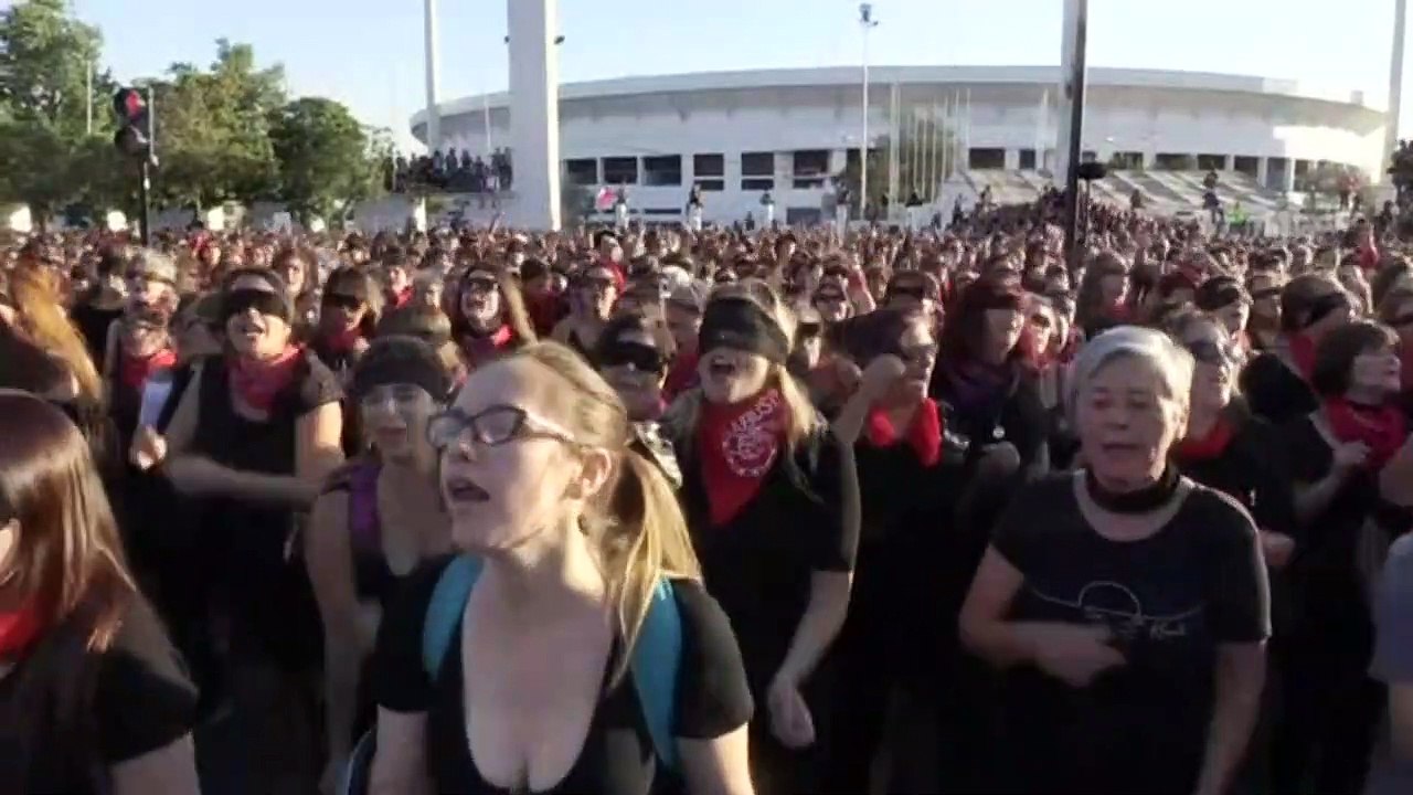 Chilenas gritam: 'um estuprador em teu caminho'