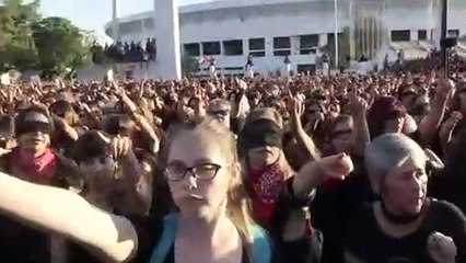 Chilenas gritam: 'um estuprador em teu caminho'