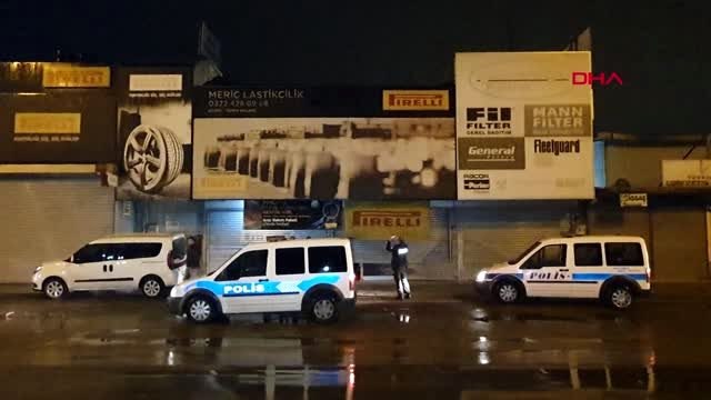 Polisi görünce, çaldıkları 150 kiloluk para kasasını bırakıp kaçtılar