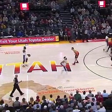 Les arbitres ne bronchent pas : LeBron enchaîne marcher et reprise de dribbles !