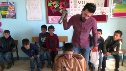 Tıraş takımlarını alıp köy okullarının yolunu tuttu