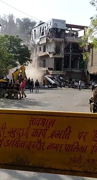 My Home के साथ जीतू सोनी के O2 cafe पर भी चला निगम का बुल्डोज़र