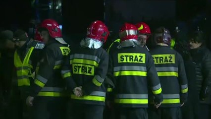 Download Video: Un edificio de tres plantas se desploma tras una explosión de gas en el sur de Polonia