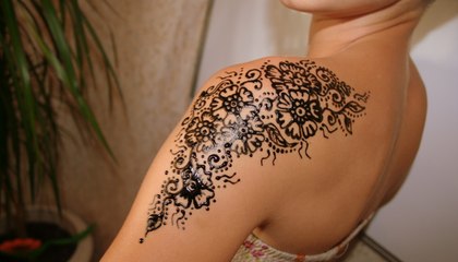 رسومات حناء رقيقة على الكتف: اختاري منها