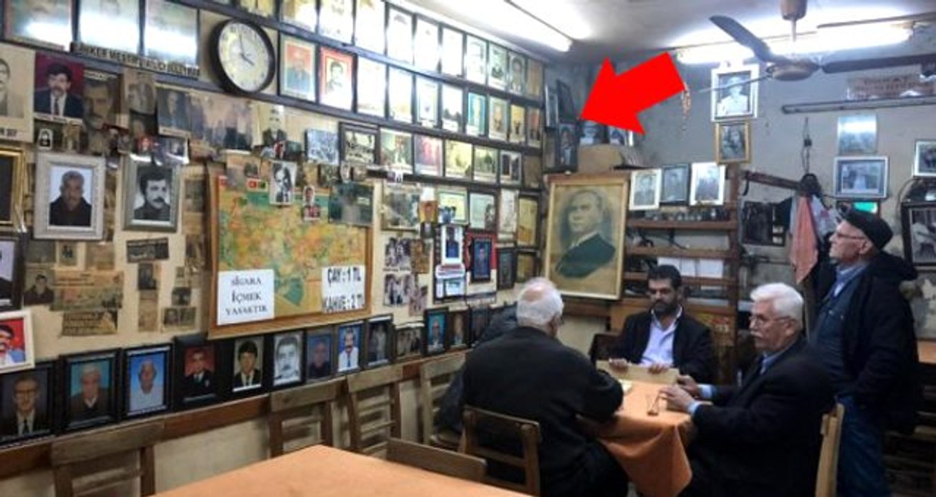 İki kardeş, ölen hemşehrilerinin fotoğraflarını işlettikleri kıraathanenin duvarına asıp sergiliyor