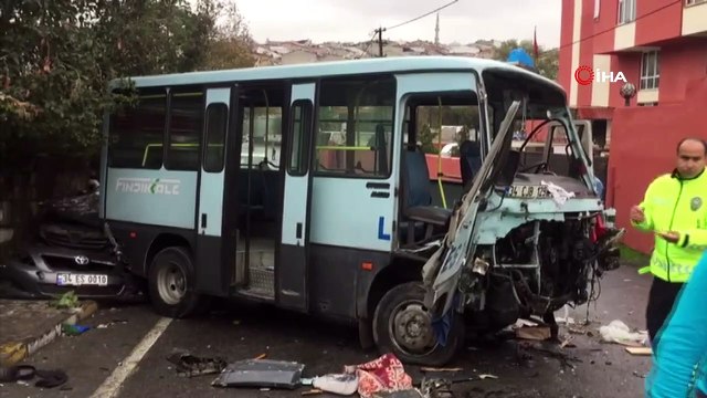 Gaziosmanpaşa Karayolları Mahallesinde yolcu minibüsü, ticari araç ve otomobilin karıştığı kazada 1'i ağır 3 kişi yaralandı. Yaralılar çevredeki hastanelere sevk edilirken polis ekipleri kazayla ilgili inceleme başlattı.