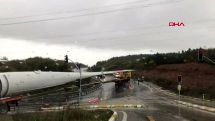 Kocaeli dev türbin kanadını taşıyan tır devrildi