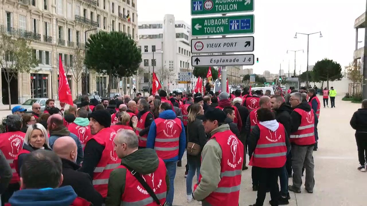 Les dockers de Marseille Fos se dirigent vers le Vieux Port