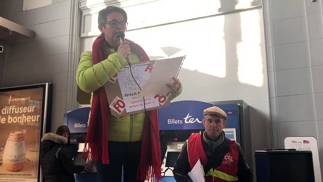 Grève du 5 décembre : lecture de la lettre ouverte des manifestants dans la gare de Saint-Dié-des-Vosges