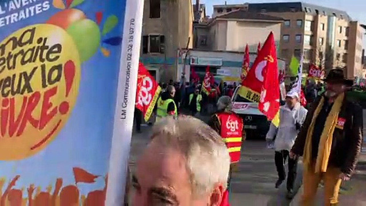 Grève du 5 décembre : À 10h40, le cortège s’élance de la place Charlie-Chaplin de Bourgoin-Jallieu. Ils sont rejoints par une quinzaine de sapeurs-pompiers de la caserne de Bourgoin-Jallieu.