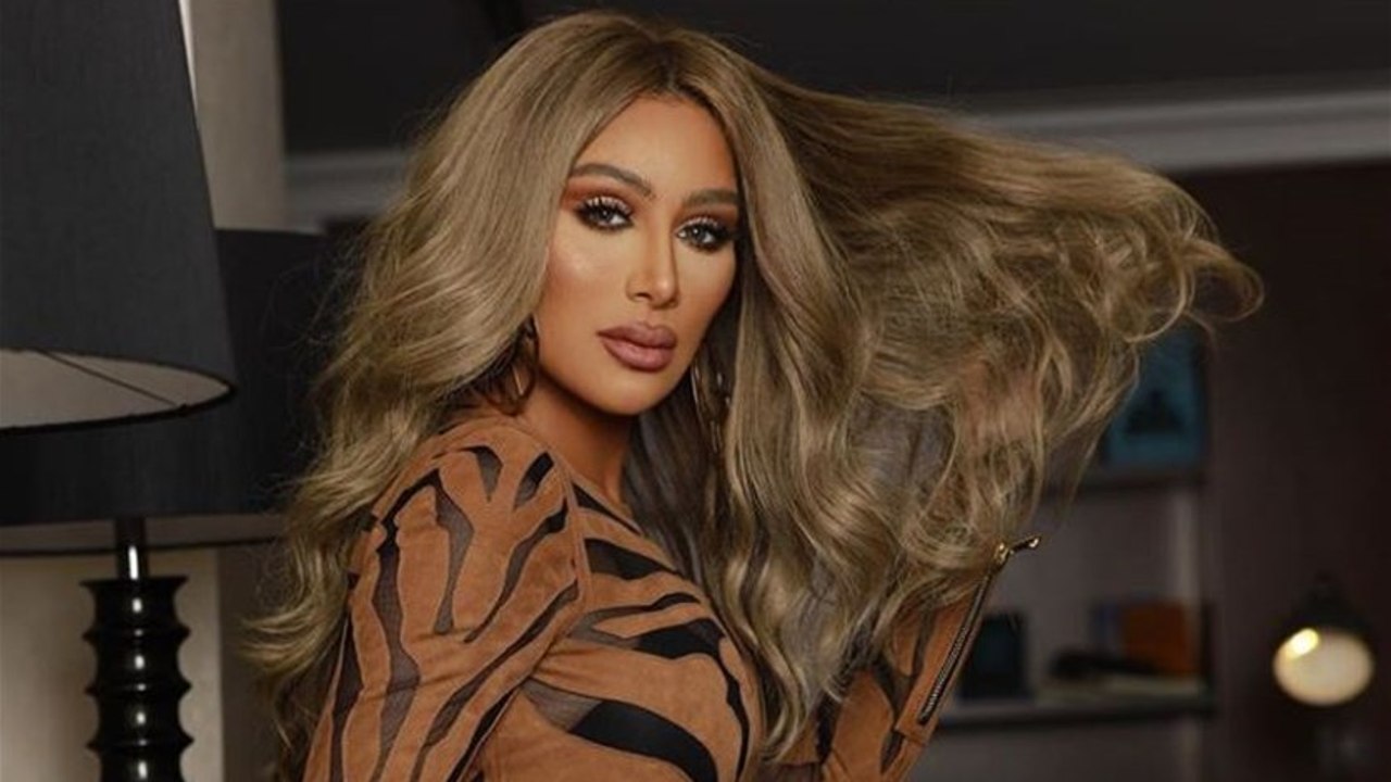 تصرفات مايا دياب تثير الجدل في موسم الرياض: الفاتحة ثم الصليب