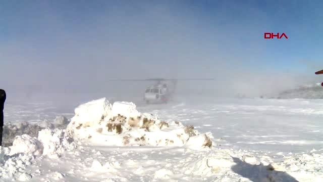 Jandarma özel haraket ekipleri helikopterle kayıp 2 dağcıyı arama kurtarma çalışmasına...