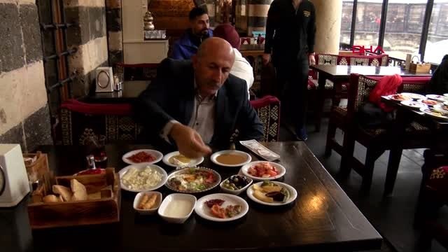 Diyarbakır'da serpme kahvaltıda 'israf' tartışması