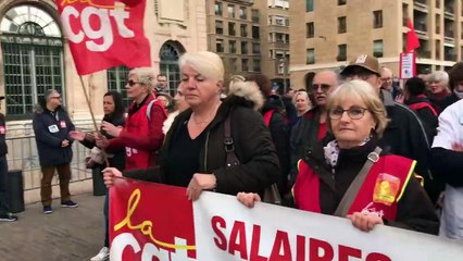 Les manifestants chantent leur colère contre la réforme des retraites à Marseille