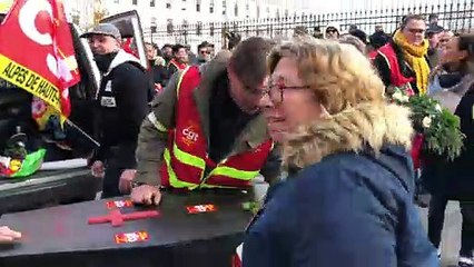 Manifestation à Avignon : un cercueil déposé devant la préfecture