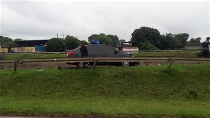 Veículo sai da pista e atinge guard rail na BR-467