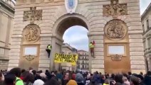 Fransa'da genel grev: 'Özgürlükler istenmez alınır' pankartı astılar