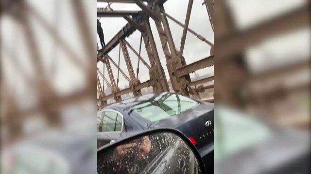 Un conducteur supplie un homme de ne pas sauter du pont de Brooklyn