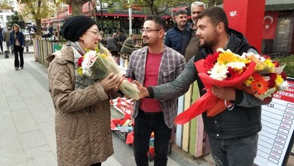 Cezadan kurtulmak için sokakta bedava çiçek dağıttı