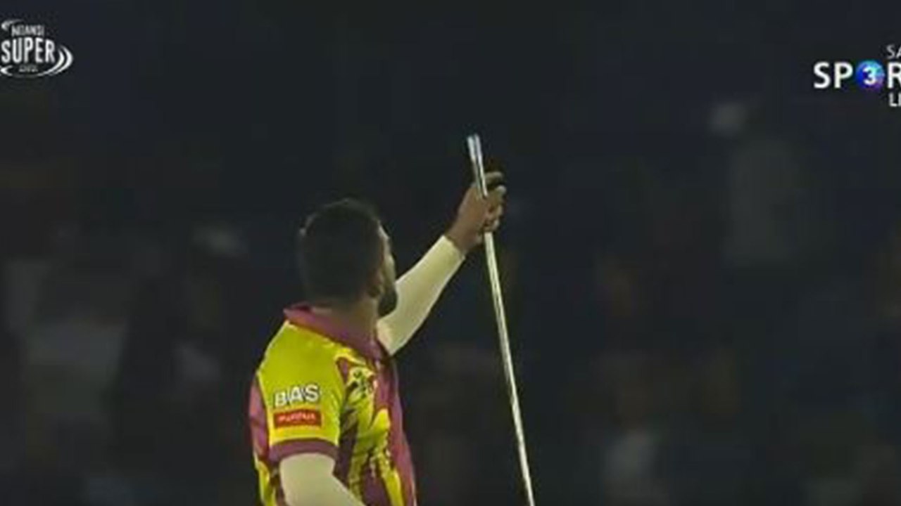 South African Bowler Pulls Off "Crazy" Magic Trick After Taking Wicket | Oneindia Malayalam