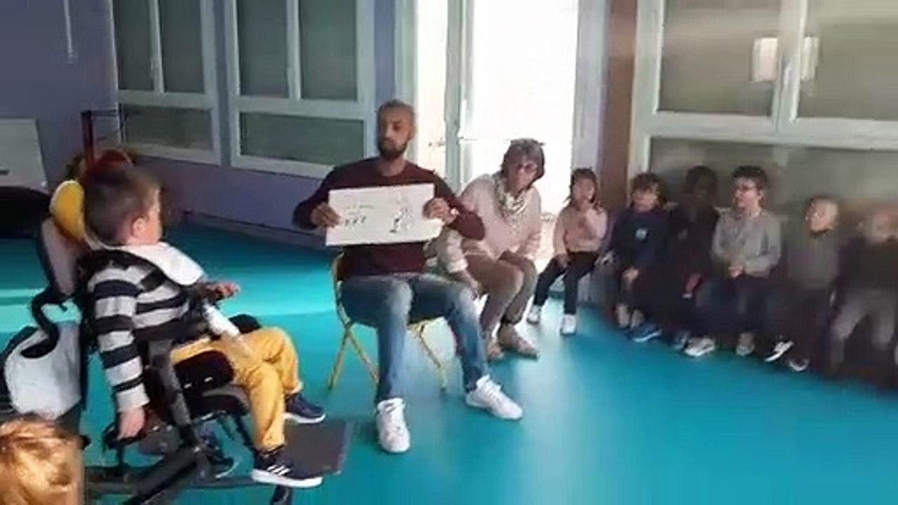 Petite séance d'apprentissage de la langue des signes pour les élèves de petite section