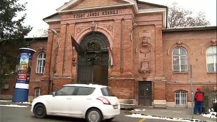 Vécédeszkákkal és takarókkal érkeznek az emberek a Szent János Kórházba