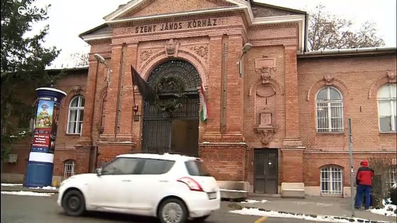 Vécédeszkákkal és takarókkal érkeznek az emberek a Szent János Kórházba