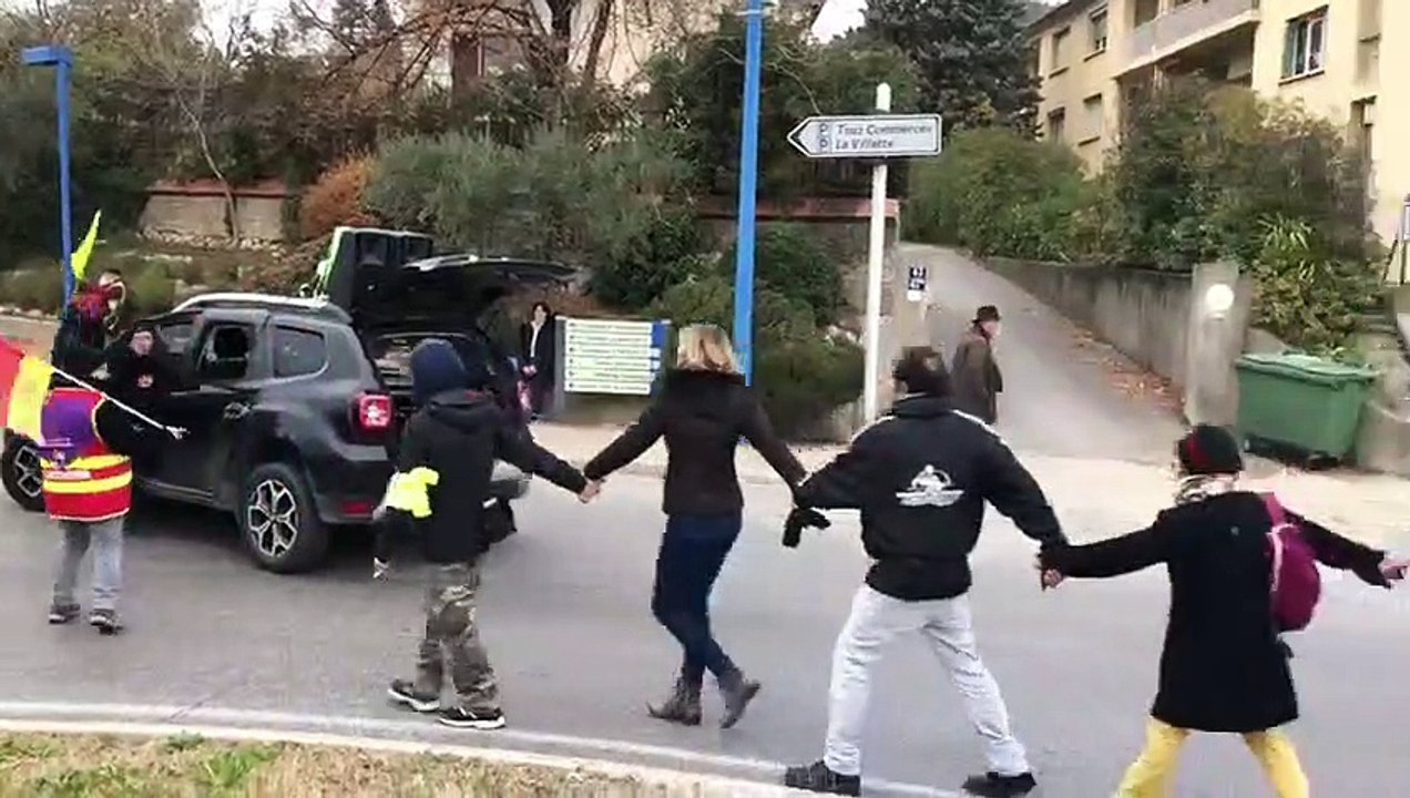 Grève à Manosque : les manifestants créent une...