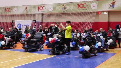 Kıraç, engellilerle ‘Vatan Marşı’nı söyledi