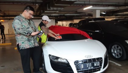 Video 11 Mobil Mewah Menunggak Pajak Terparkir di Apartemen Penjaringan