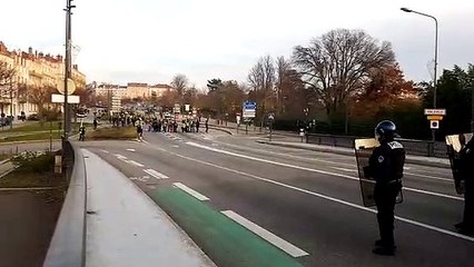 Valence : les manifestants à l'entrée du pont Mistral