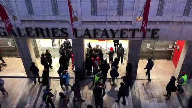 Grève du 5 décembre : des gilets jaunes tentent de s'infiltrer à l'intérieur des Galeries Lafayette