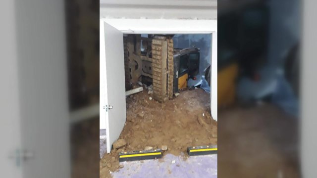 굴착기 18미터 아래로 추락...1명 숨져 / YTN