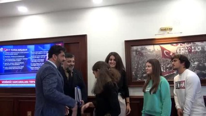 "Parmaklarıyla başarıya koşan" konservatuvar öğrencisine burs sözü