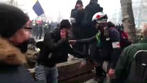 Fransa'da göstericiler ile polis arasında arbede (4)