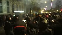 Enfrentamientos entre manifestantes y la policía en París
