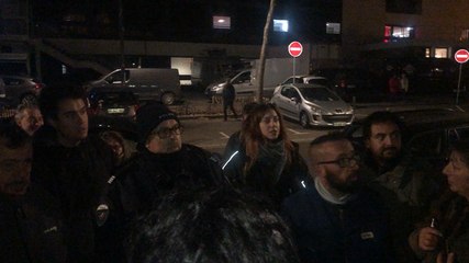 Le Commissaire Fanjaud  répond aux questions des manifestants