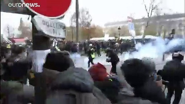 Полиция Парижа использовала слезоточивый газ против манифестантов