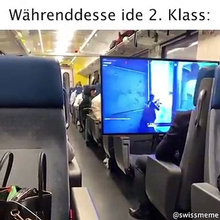 Ce jeune homme joue à Fortnite en emmenant sa télé dans le train