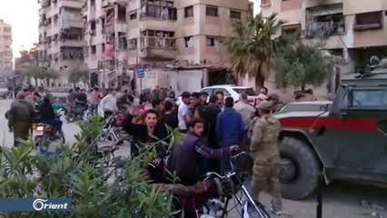 مدنيون يمزقون صورة لبشار الأسد في إحدى المدارس بمدينة دوما