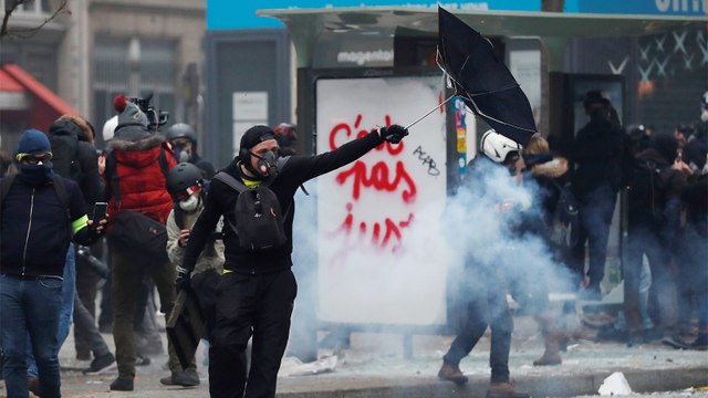 إضراب عام احتجاجا على مشروع إصلاح قانون التقاعد في فرنسا