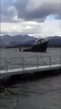 Regardez à quelle vitesse ce bateau coule.. en 5 secondes !