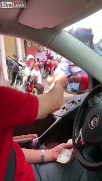 Asie - Elle paye les policiers pour passer plus vite dans les embouteillages en voiture