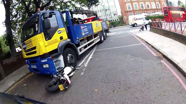 Un motard évite le pire alors qu'un camion ne l'a pas vu dans le virage