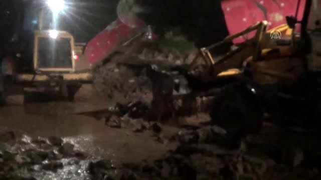 Etkili yağmur nedeniyle okulun istinat duvarı çöktü