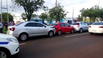 Três carros se envolvem em colisão na Avenida Tancredo Neves