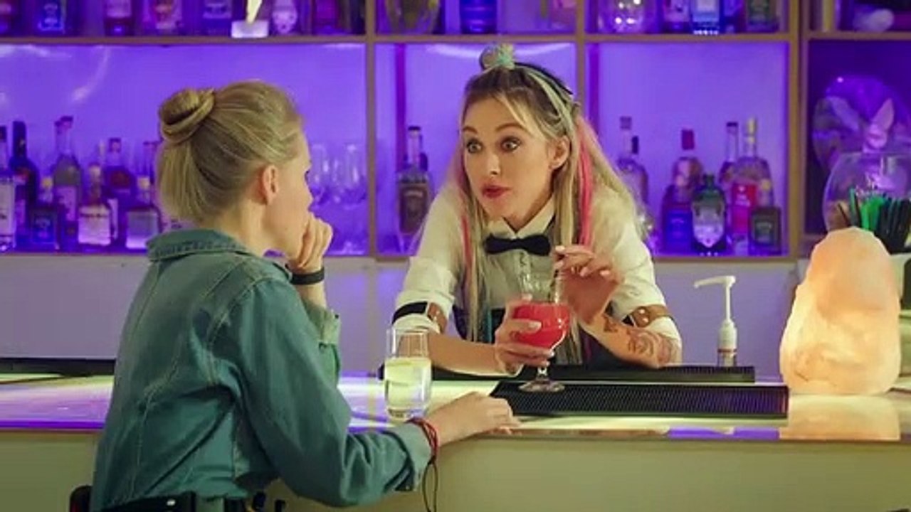 Кухня (1 сезон: 1 серия из 13) Война за отель / 2019